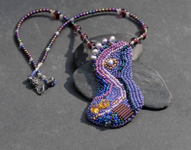 Tanzende Göttin - Strahlende Orchidee, Lila, Perle Bestickt Halskette, Süßwasserperlen, Glas, Handgefertigt, Ein Von Einer Art, Statement-Halskette Tanzende Göttin - Strahlende Orchidee, Lila, Perle Bestickt Halskette, Süßwasserperlen, Glas, Handgefertigt, Ein Von Einer Art, Statement-Halskette von FirepanJewellery