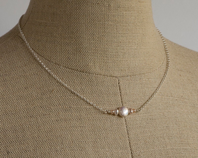 Zierliche Weiße Süßwasser Münze Perle Mit Rosa Und Pfirsich Akzente, Hochzeitsschmuck, Brautjungfern, Mutter Der Braut Oder Bräutigam Zierliche Weiße Süßwasser Münze Perle Mit Rosa Und Pfirsich Akzente, Hochzeitsschmuck, Brautjungfern, Mutter Der Braut Oder Bräutigam von FirepanJewellery