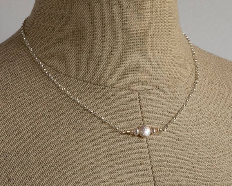 Zierliche Weiße Süßwasser Münze Perle Mit Rosa Und Pfirsich Akzente, Hochzeitsschmuck, Brautjungfern, Mutter Der Braut Oder Bräutigam Zierliche Weiße Süßwasser Münze Perle Mit Rosa Und Pfirsich Akzente, Hochzeitsschmuck, Brautjungfern, Mutter Der Braut Oder Bräutigam von FirepanJewellery