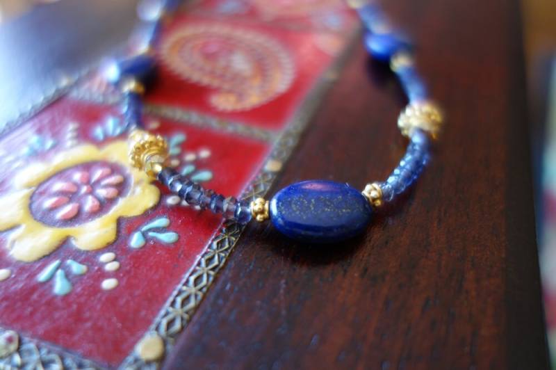 Blauen Lapislazuli Und Iolith Perlen Halskette Blauen Lapislazuli Und Iolith Perlen Halskette von Firestarjewels
