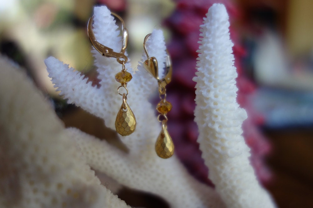 Gold Briolette Ohrhänger Mit Herz Hebel Zurück Gold Briolette Ohrhänger Mit Herz Hebel Zurück von Firestarjewels