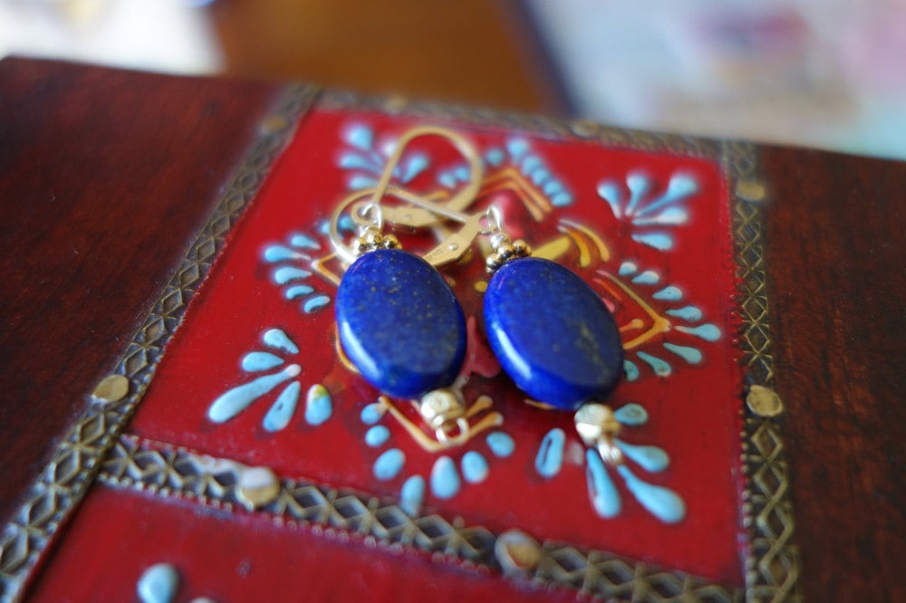 Gold Lapislazuli Ovale Perlen Ohrringe Gold Lapislazuli Ovale Perlen Ohrringe von Firestarjewels
