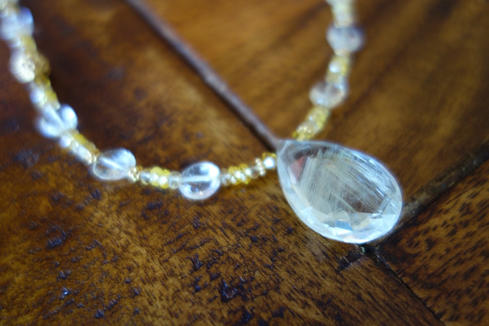 Gold Ritulated Quarz Teardrop Anhänger Und Citrin Perlenkette Gold Ritulated Quarz Teardrop Anhänger Und Citrin Perlenkette von Firestarjewels