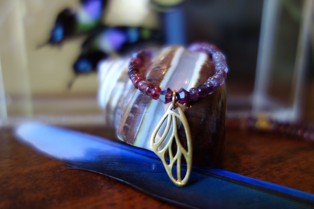 Gold Schmetterling Flügel Anhänger Und Rosa Saphir Perlenkette Gold Schmetterling Flügel Anhänger Und Rosa Saphir Perlenkette von Firestarjewels