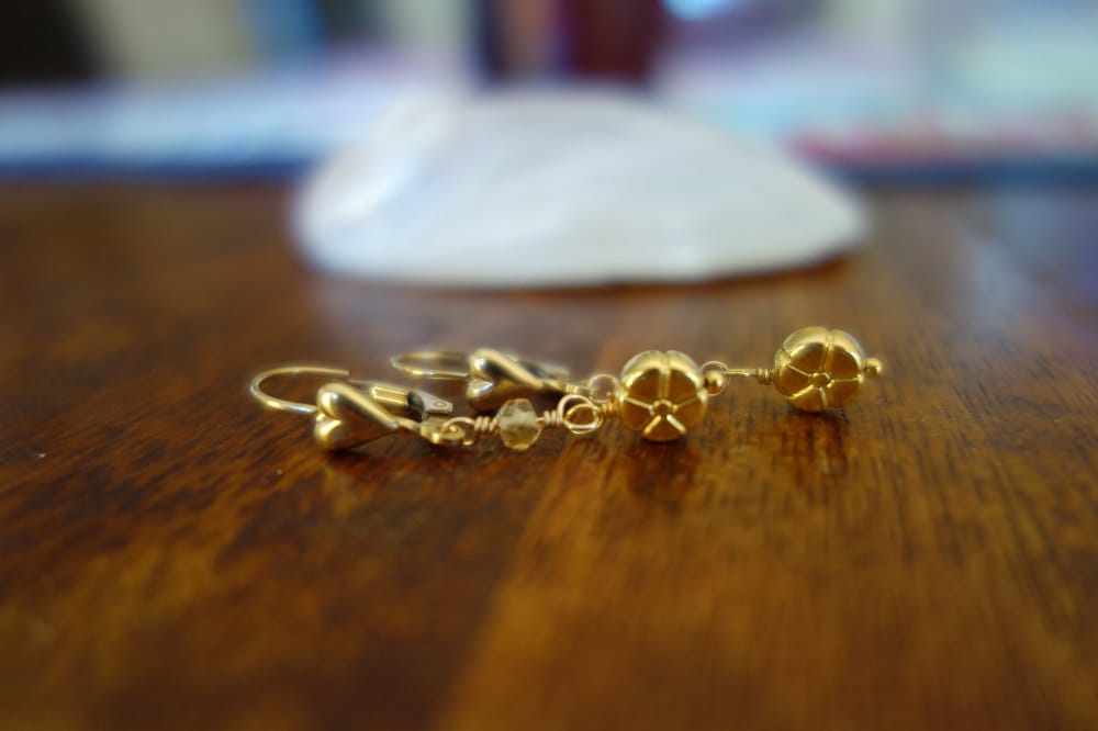 Goldene Blume Ohrringe Herz Hebel Wieder Fallen Goldene Blume Ohrringe Herz Hebel Wieder Fallen von Firestarjewels