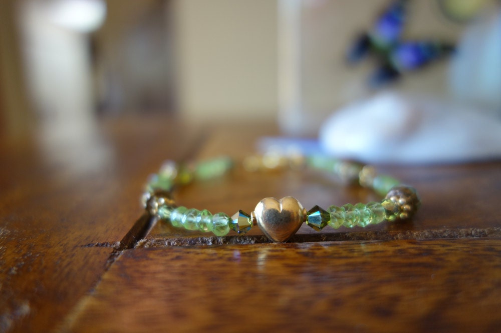 Goldenes Herz Charme Peridot Perlen Armband Goldenes Herz Charme Peridot Perlen Armband von Firestarjewels