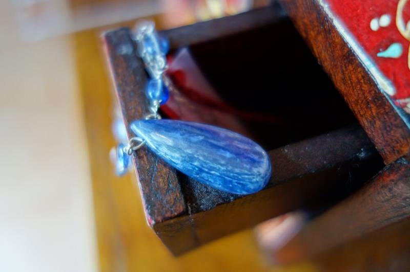 Silber Roh Kyanit Tropfen Anhänger Halskette Silber Roh Kyanit Tropfen Anhänger Halskette von Firestarjewels