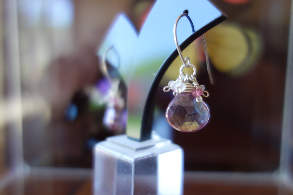 Silber Rosa Mystic Quarz Und Saphir Ohrringe Silber Rosa Mystic Quarz Und Saphir Ohrringe von Firestarjewels