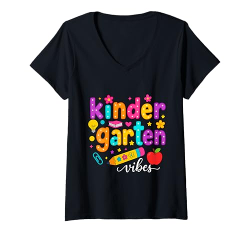 Damen Preppy Kindergarten Back to School Teacher Kinder Mädchen Jungen T-Shirt mit V-Ausschnitt Damen Preppy Kindergarten Back to School Teacher Kinder Mädchen Jungen T-Shirt mit V-Ausschnitt von First Day Of Back to School Kindergarten Vibes tee