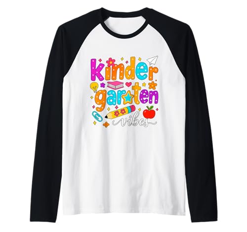 Preppy Kindergarten Vibes Zurück in die Schule Lehrer Mädchen Jungen Raglan von First Day Of Back to School Kindergarten Vibes tee