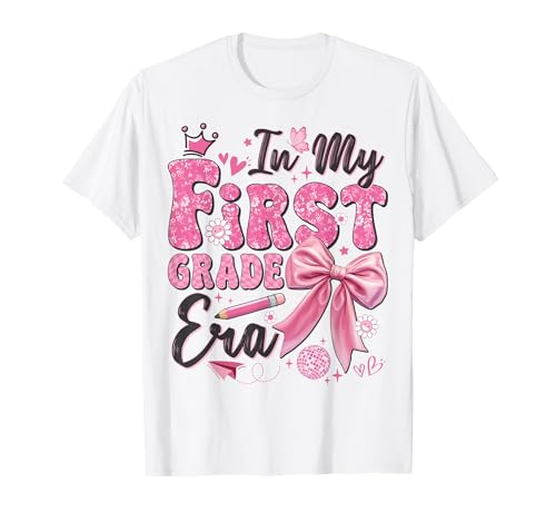In meiner ersten Klasse Coquette Back to School Teacher Girl T-Shirt In meiner ersten Klasse Coquette Back to School Teacher Girl T-Shirt von First Day Of School In My First Grade Era Teacher