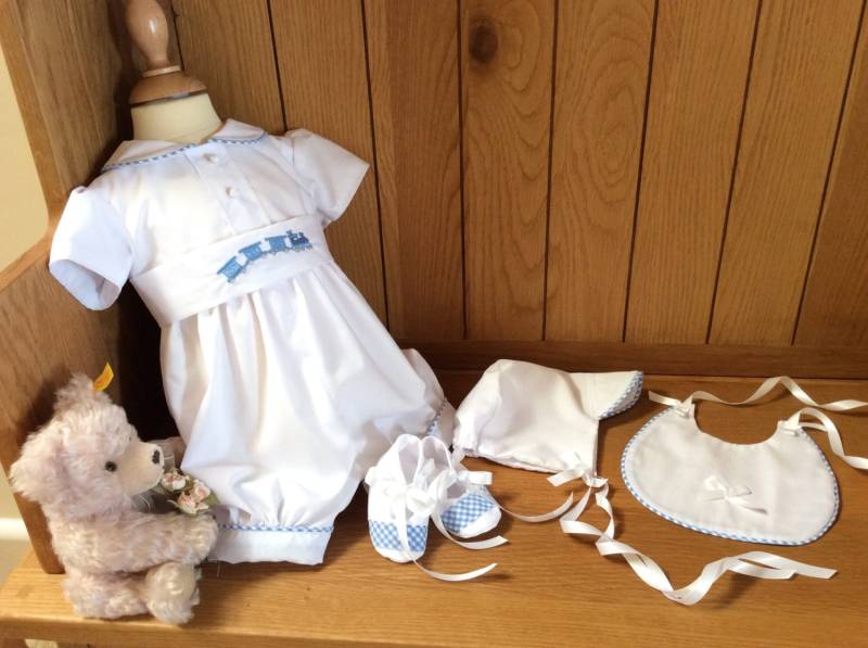 Baby Jungen Kleidung Set - Taufoutfit Hochzeitsanzug Namensgebung Strampleranzug Häubchen Bootee Leinen Gestickter Zug Kleid von FirstBlessings