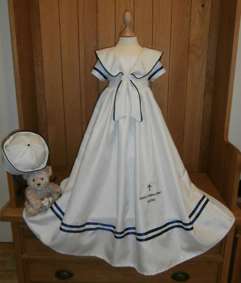 Wandelbares Taufkleid Matrosenanzug Mit Abnehmbaren Rock Komplett Passendem Matrosenhut von FirstBlessings