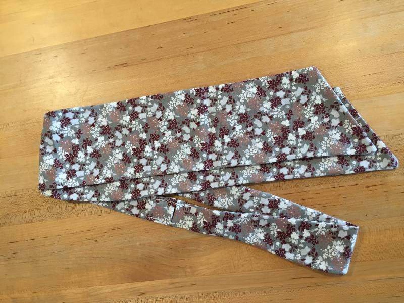 Abstrakte Blumen Plastron Abstrakte Blumen Plastron von FirstFieldStocks