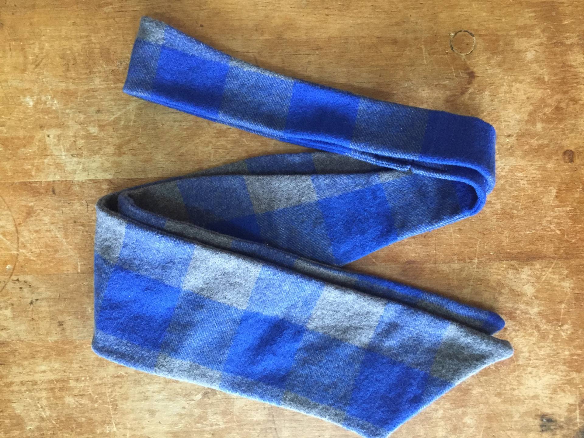 Himmelblauen Und Grauen Flanell Geformt Plastron Himmelblauen Und Grauen Flanell Geformt Plastron von FirstFieldStocks