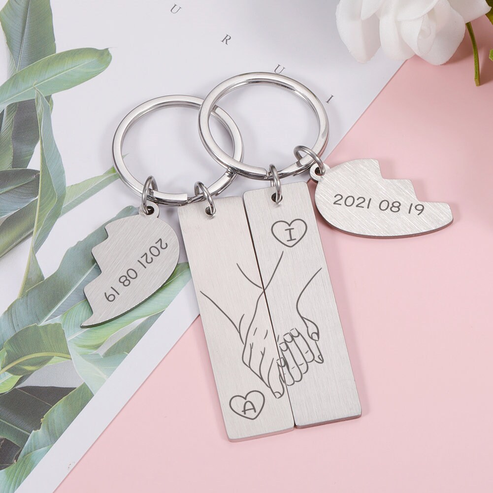 Benutzerdefinierte 2stk Paar Schlüsselanhänger, Gravieren Anfangsbuchstaben Und Datum, Geschenk Für Freund Freundin, Valentinstag Hochzeitstag von FirstJewelryDesign