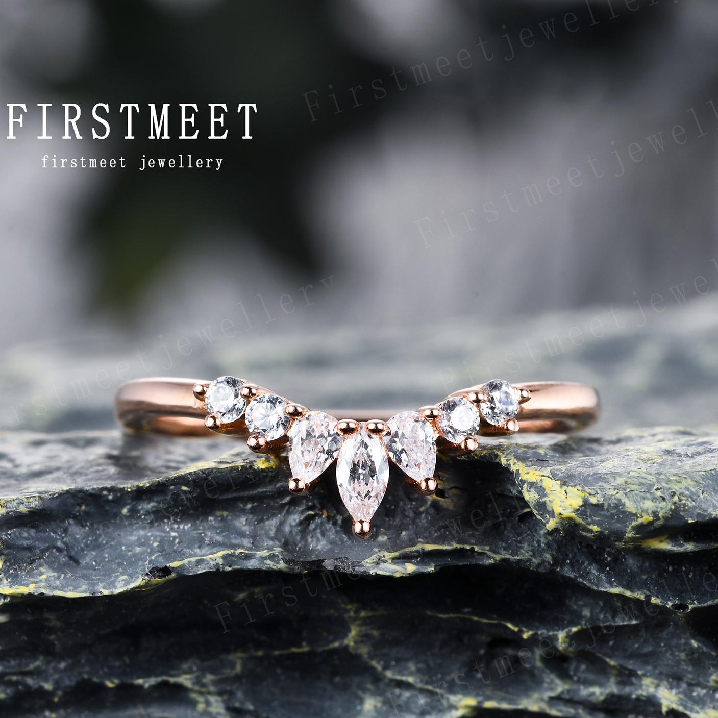 Diamant Tiara Hochzeitsband 14K Roségold Marquise Birne Rundschliff Moissanit Kurve Unikat Stack Matching Band Jubiläumsring von Firstmeetjewellery