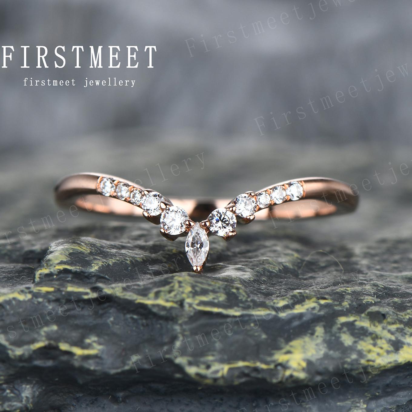 Marquise Tiara Hochzeitsband, Art Deco Kurve Ehering, V Jubiläumsring, Passendes Band, Individuelles Chevron Ring von Firstmeetjewellery