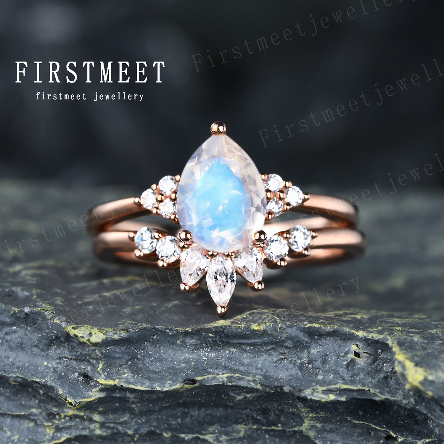 Mondstein Braut Set Pear Cut Verlobungsring Rosegold Eheringe Für Frauen Kurve Trauband Stapelringe von Firstmeetjewellery