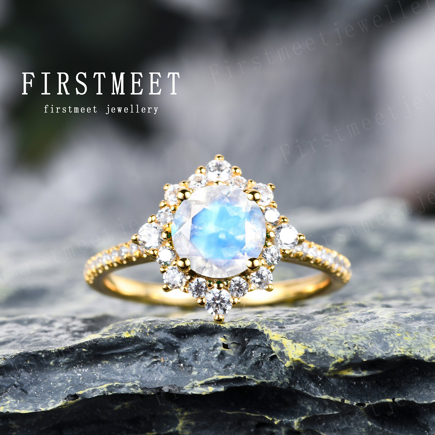 Mondstein Verlobungsring - Blume 14K Gelbgold Ehering - Diamant Halo Ring - Micro Pave Band von Firstmeetjewellery