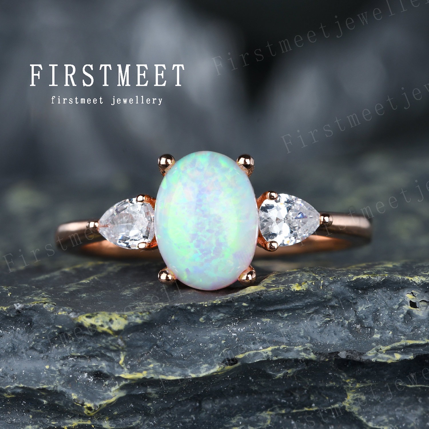 Opal Verlobungsring Drei Stein Ring Oval Roségold Birnenschliff Diamant Minimalist Versprechen von Firstmeetjewellery