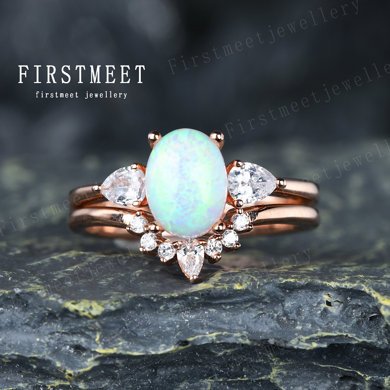 Opal Verlobungsring Set Oval Ringe Weißer Ehering Rosegold Diamant Braut von Firstmeetjewellery