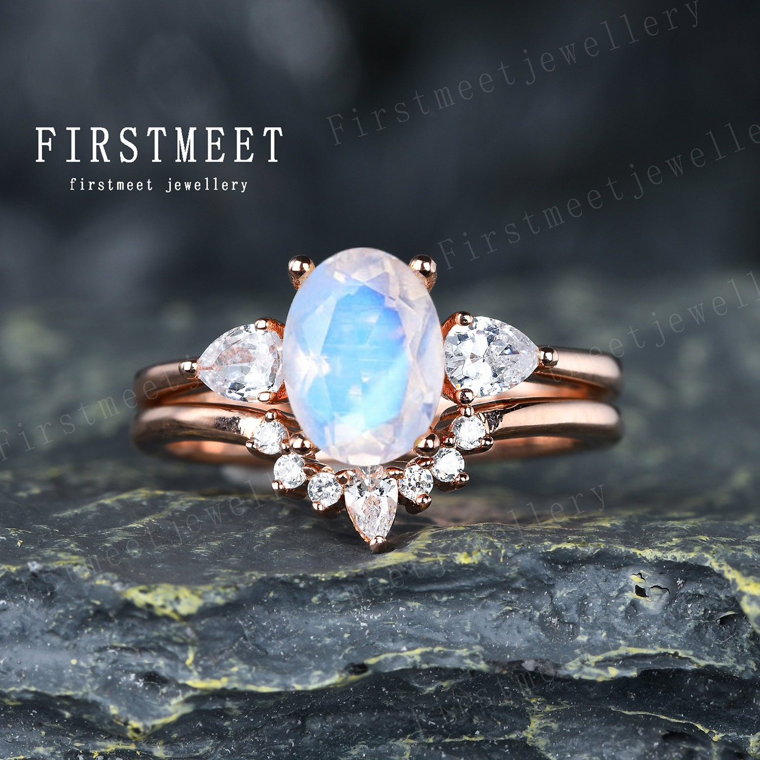 Oval Mondstein Braut Set Verlobungsring Moissanit Ehering Rosegold Set von Firstmeetjewellery