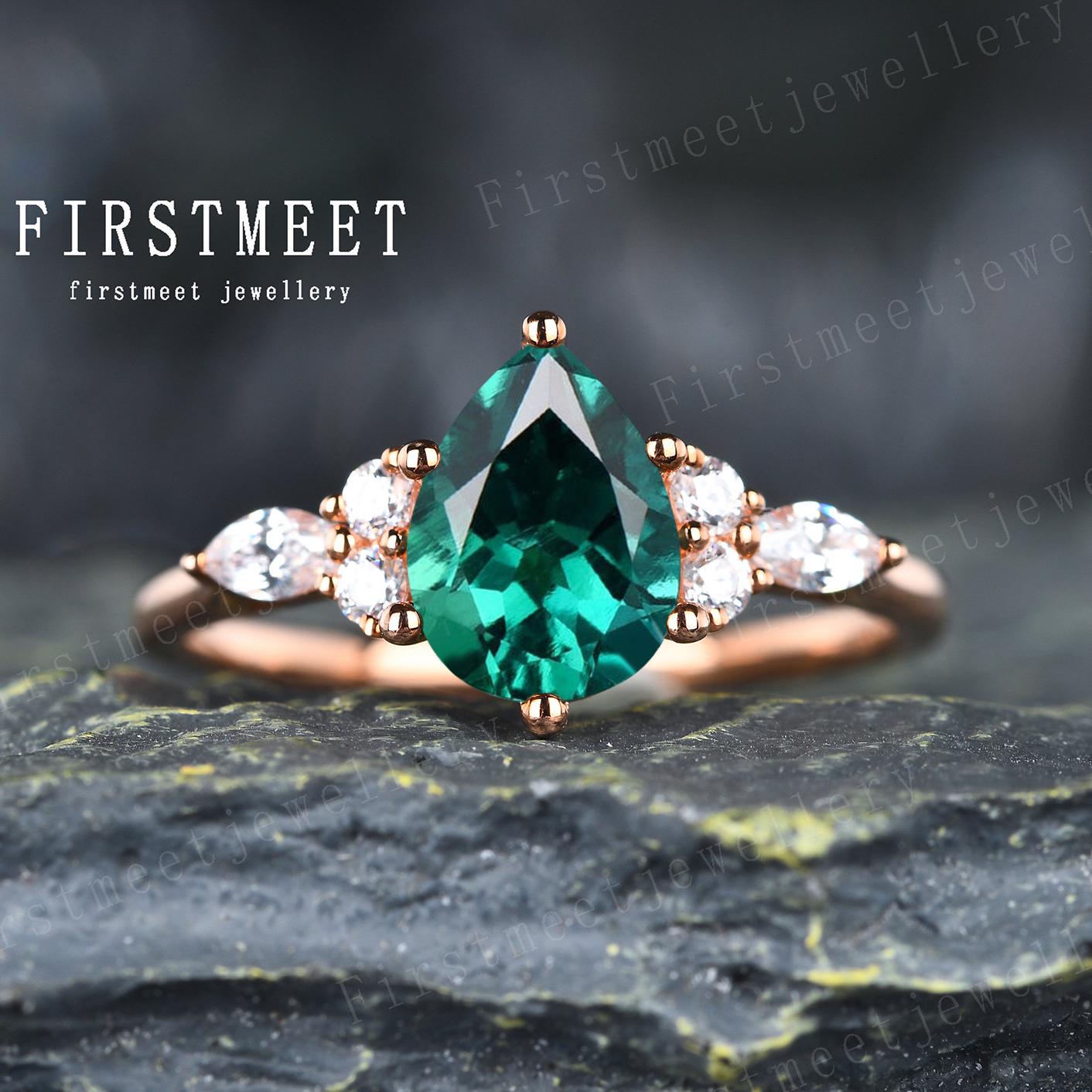 Pear Cut Smaragd Verlobungsring Art Deco Moissanit Ehering Zierliche Versprechen Ring Frauen Jahrestag Schmuck von Firstmeetjewellery