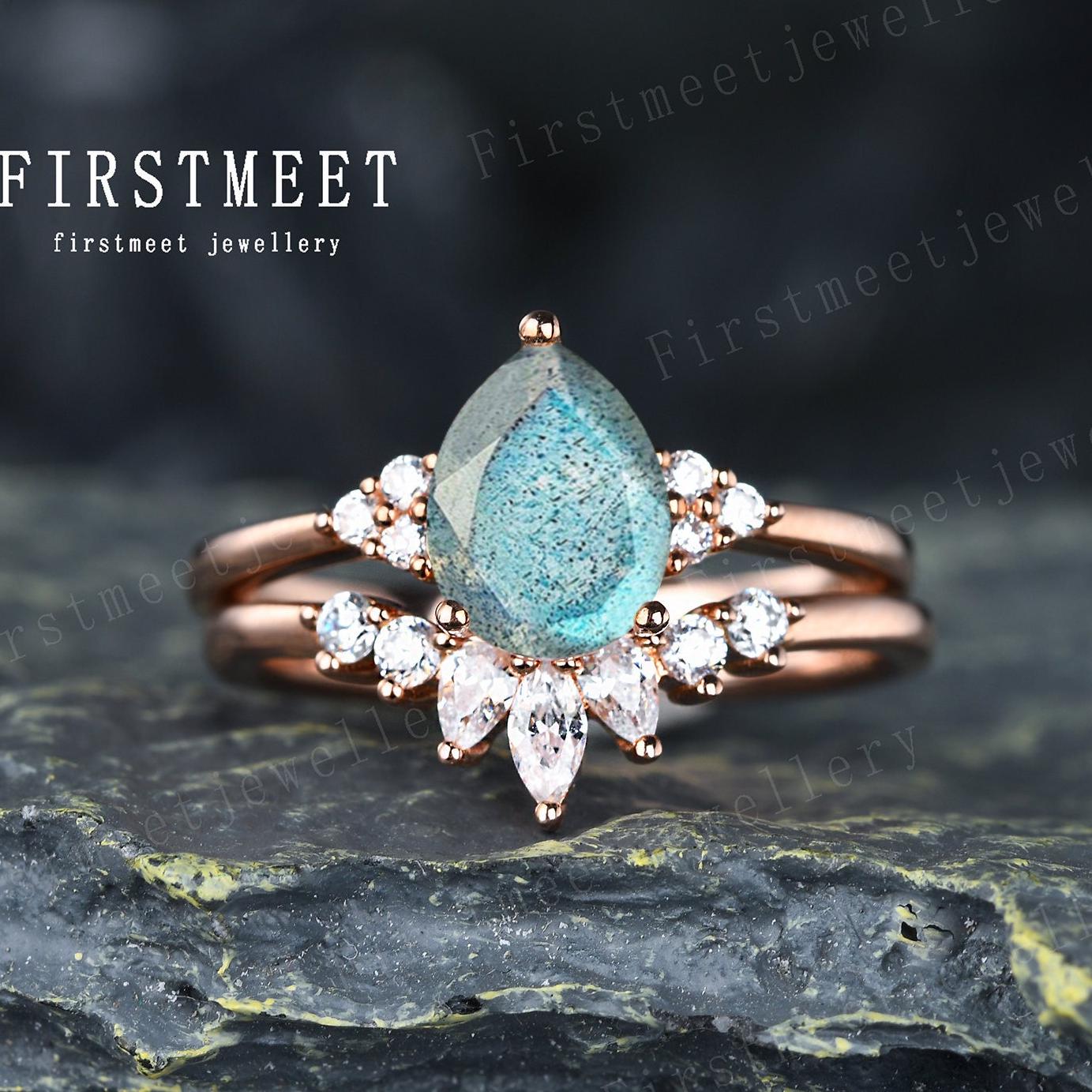 Pear Shaped Labradorit Ringe Für Frauen Eheringe Set Unikat Roségold Verlobungsring Art Deco Ring Krone Braut Diamant Kurve Band von Firstmeetjewellery