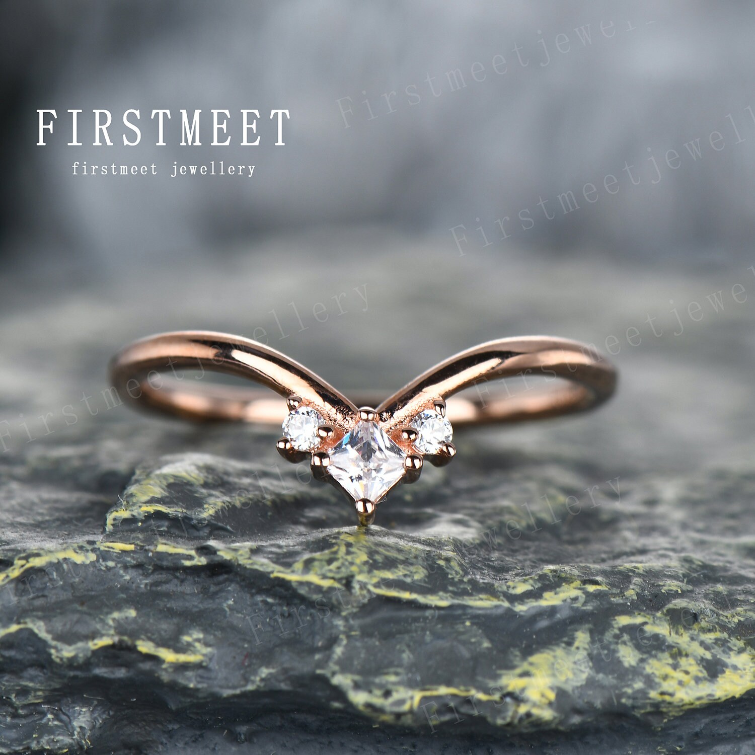 Princess Cut Moissanit Ehering V Trauring, Curve Einzigartiger Tiara Ehering, Dreisteinring Princess Cut Moissanit Ehering V Trauring, Curve Einzigartiger Tiara Ehering, Dreisteinring von Firstmeetjewellery