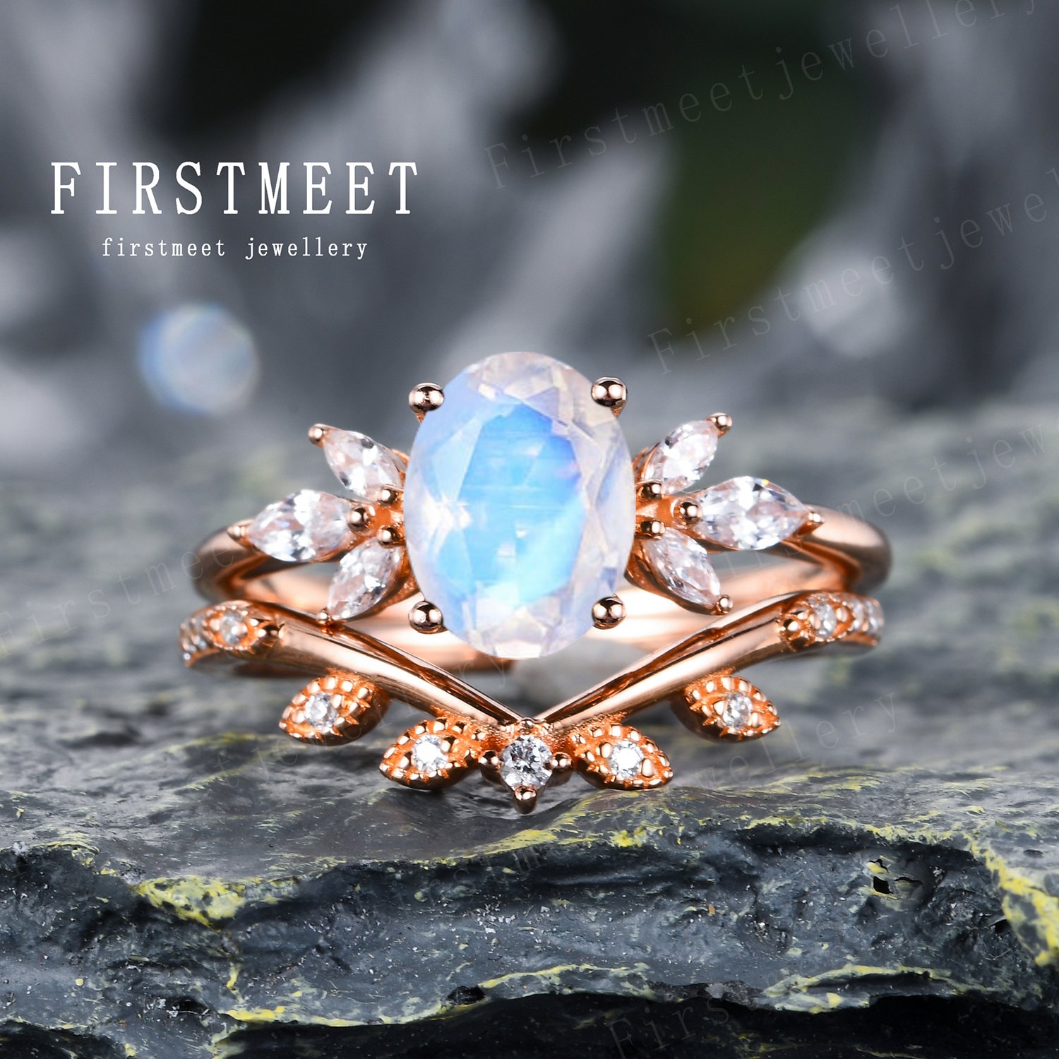 Rosegold Mondstein Braut Set Oval Verlobungsring Blumenring Art Deco Ehering Set Kurve Hochzeitsband von Firstmeetjewellery