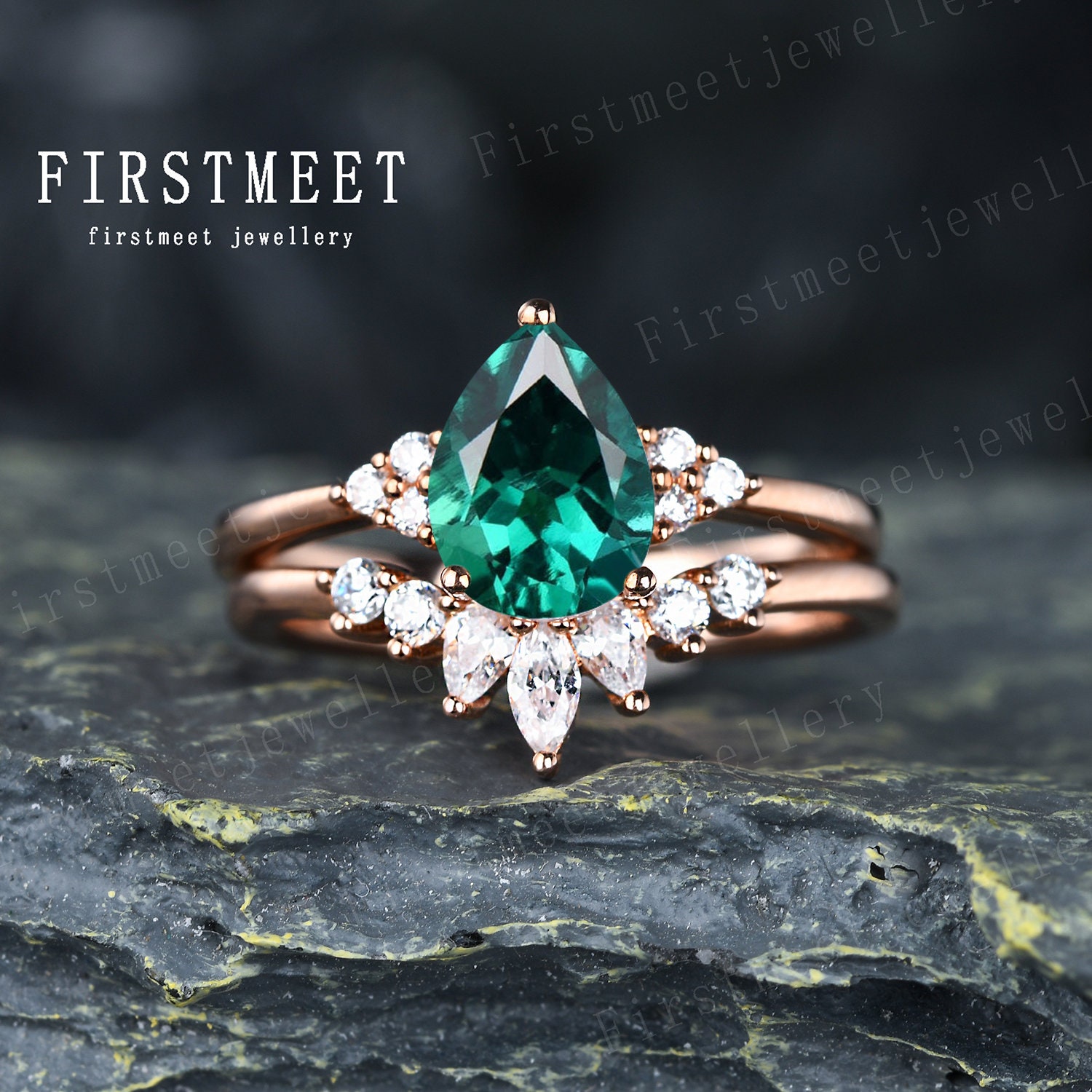 Tiara Smaragd Ehering Set, Art Deco Verlobungsring, Diamant Kurve Hochzeitsband, Stapel Braut Versprechen Ring Set von Firstmeetjewellery