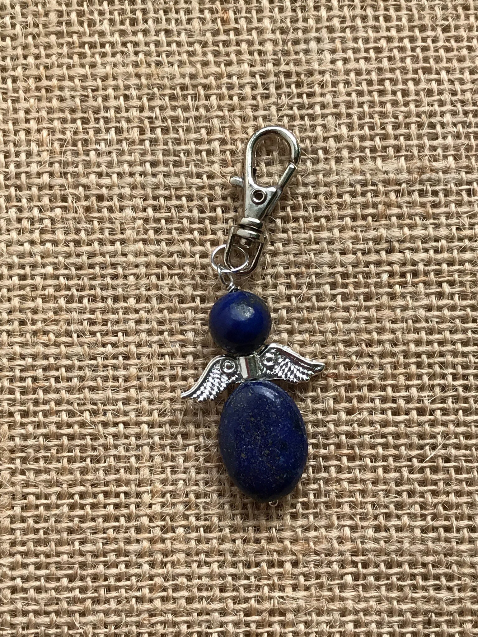 Lapislazuli Engel Anhänger, Handgemachter Geburtsstein Engel, Halbedelstein Edelstein Andenken, Kristall Schlüsselanhänger, Lapis Lazuli Geschenk Lapislazuli Engel Anhänger, Handgemachter Geburtsstein Engel, Halbedelstein Edelstein Andenken, Kristall Schlüsselanhänger, Lapis Lazuli Geschenk von FisJewelleryDesigns