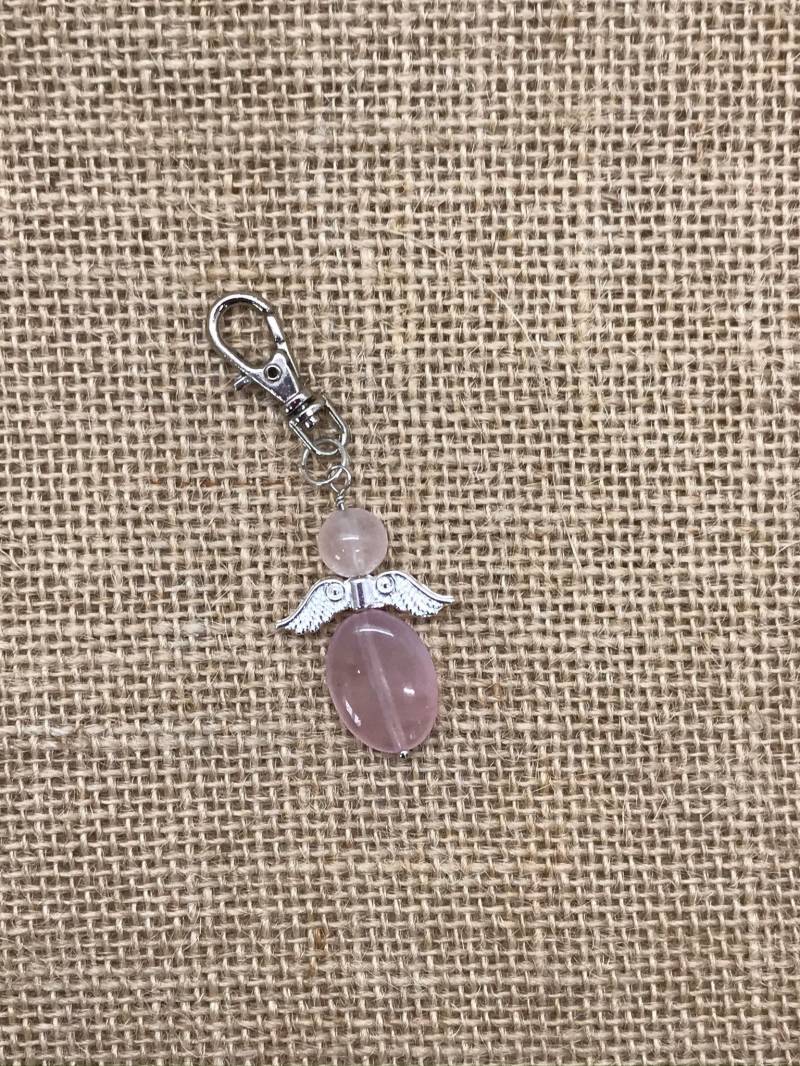 Rosenquarz Engel, Geburtsstein, Andenken Schlüsselring, Halbedelstein, Edelstein Geschenk Rosenquarz Engel, Geburtsstein, Andenken Schlüsselring, Halbedelstein, Edelstein Geschenk von FisJewelleryDesigns