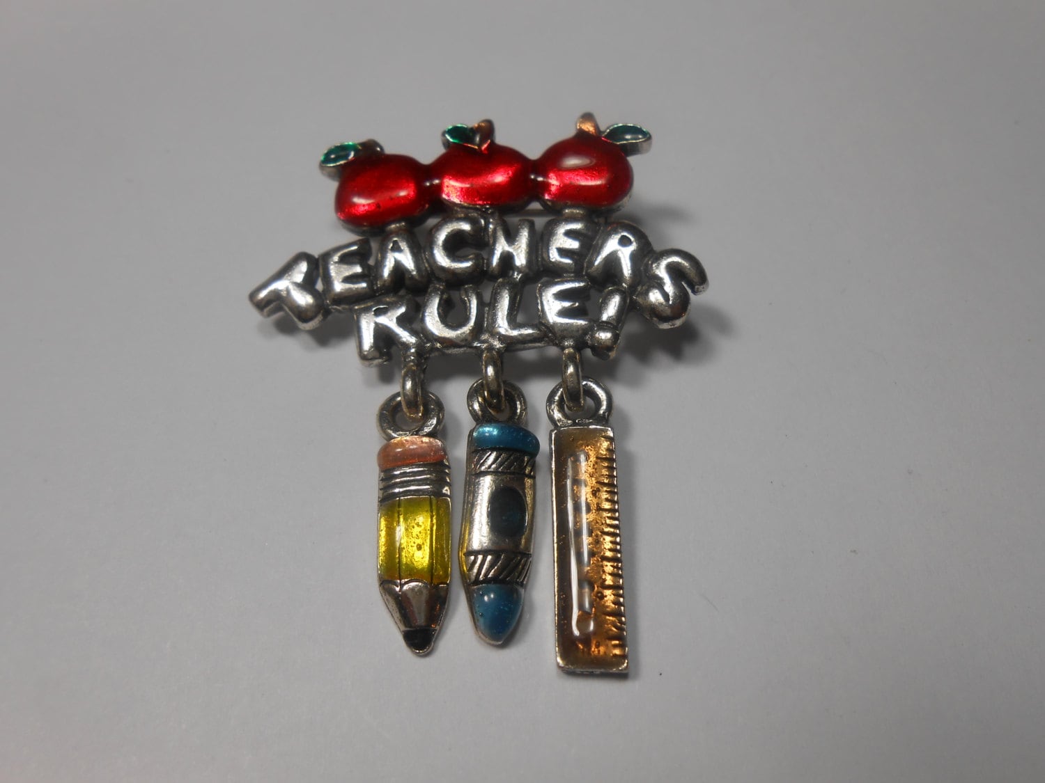 Lehrer Anstecknadel ~ Pin Mit Baumelnden Schulanhängern Signiert Ajmc Lehrer Anstecknadel ~ Pin Mit Baumelnden Schulanhängern Signiert Ajmc von Fischforbargains