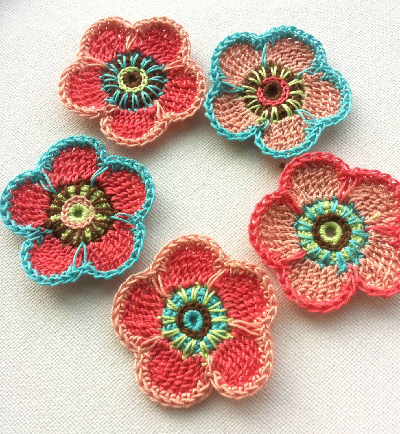 5 Stück Gehäkelte Blume Applikation Motiv Verzierung in Pfirsich Hellrot Dekoration Besatz, Scrapbook Blumen, Spitze, Fabric Art, Garn Textil 5 Stück Gehäkelte Blume Applikation Motiv Verzierung in Pfirsich Hellrot Dekoration Besatz, Scrapbook Blumen, Spitze, Fabric Art, Garn Textil von Fiscraftland