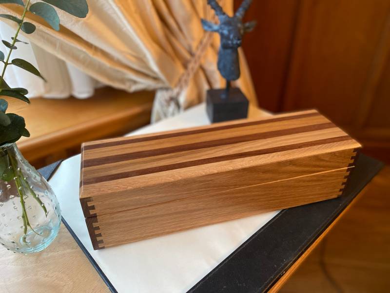 Handgefertigte Eiche Und Walnuss Uhr Manschettenknopf Box Mit Optionaler Personalisierung von FishAndFather