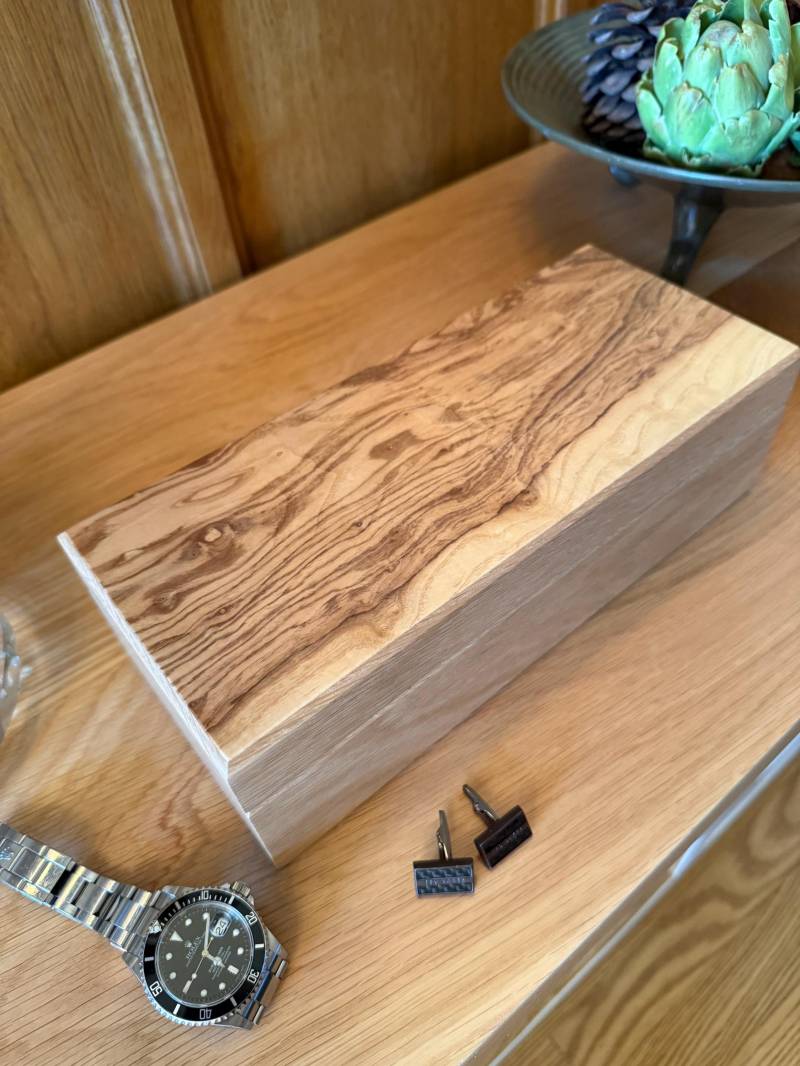 Handgefertigte Uhren- Und Manschettenknopfbox - Oberfläche Aus Natürlicher Eiche Mit Olivesche-Wurzeldeckel Optionaler Personalisierung Handgefertigte Uhren- Und Manschettenknopfbox - Oberfläche Aus Natürlicher Eiche Mit Olivesche-Wurzeldeckel Optionaler Personalisierung von FishAndFather