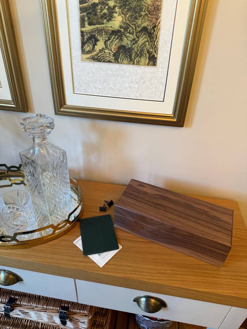 Handgefertigtes Uhren- Und Manschettenknopfkästchen - Natürliches Nussbaum-Finish Mit Optionaler Personalisierung Handgefertigtes Uhren- Und Manschettenknopfkästchen - Natürliches Nussbaum-Finish Mit Optionaler Personalisierung von FishAndFather
