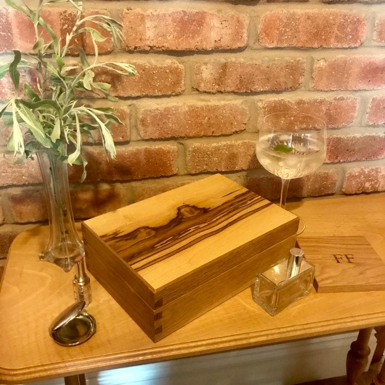 Schmuckschatulle - Aufbewahrungsbox Aus Eichenholz Mit Burr-Deckel Olivesche | Optionale Personalisierung Schmuckschatulle - Aufbewahrungsbox Aus Eichenholz Mit Burr-Deckel Olivesche | Optionale Personalisierung von FishAndFather