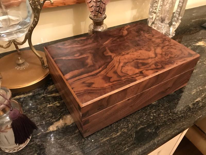 Schmuckschatulle - Aufbewahrungsbox Aus Nussbaumholz Mit Deckel Wurzelnussholz | Optionale Personalisierung von FishAndFather