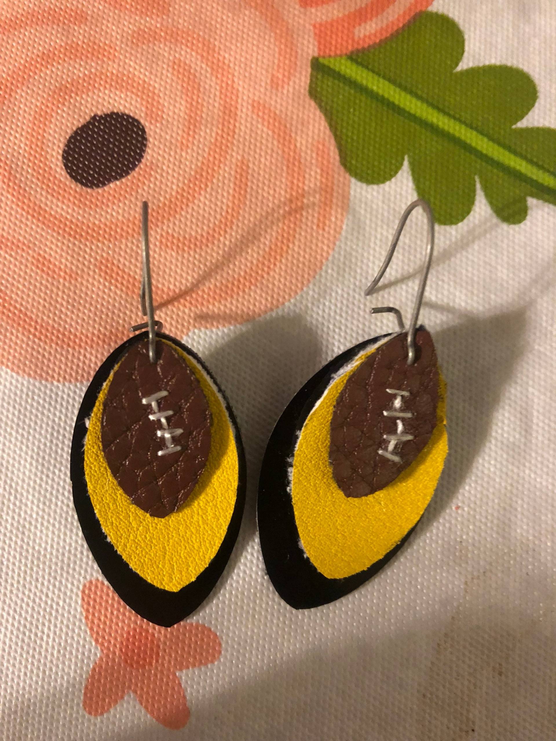 Schwarz Und Gold Fußball Faux Lederohrringe von FishKissesandCo