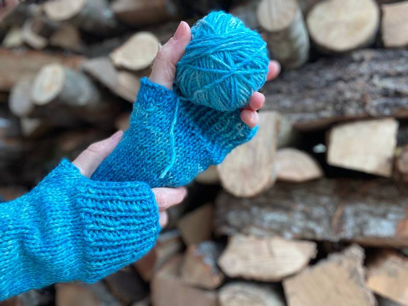 Rrr Mitts - Handgefertigte Fingerlose Handschuhe, Recyceltes Garn Und Handgefärbt von FishandStich