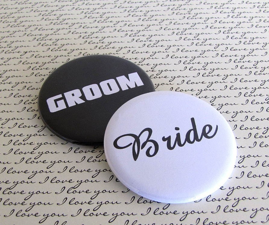 Braut Und Bräutigam - Hochzeit 2 1/4 Zoll Pin-Back-Buttons-Set Von Braut Und Bräutigam - Hochzeit 2 1/4 Zoll Pin-Back-Buttons-Set Von von Fishstikks