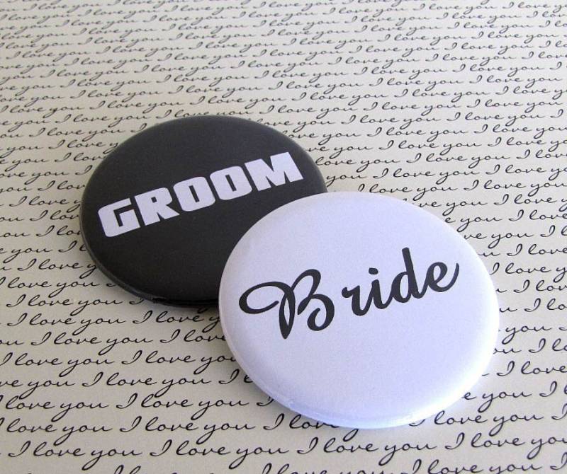 Braut Und Bräutigam - Hochzeit 2 1/4 Zoll Pin-Back-Buttons-Set Von Braut Und Bräutigam - Hochzeit 2 1/4 Zoll Pin-Back-Buttons-Set Von von Fishstikks