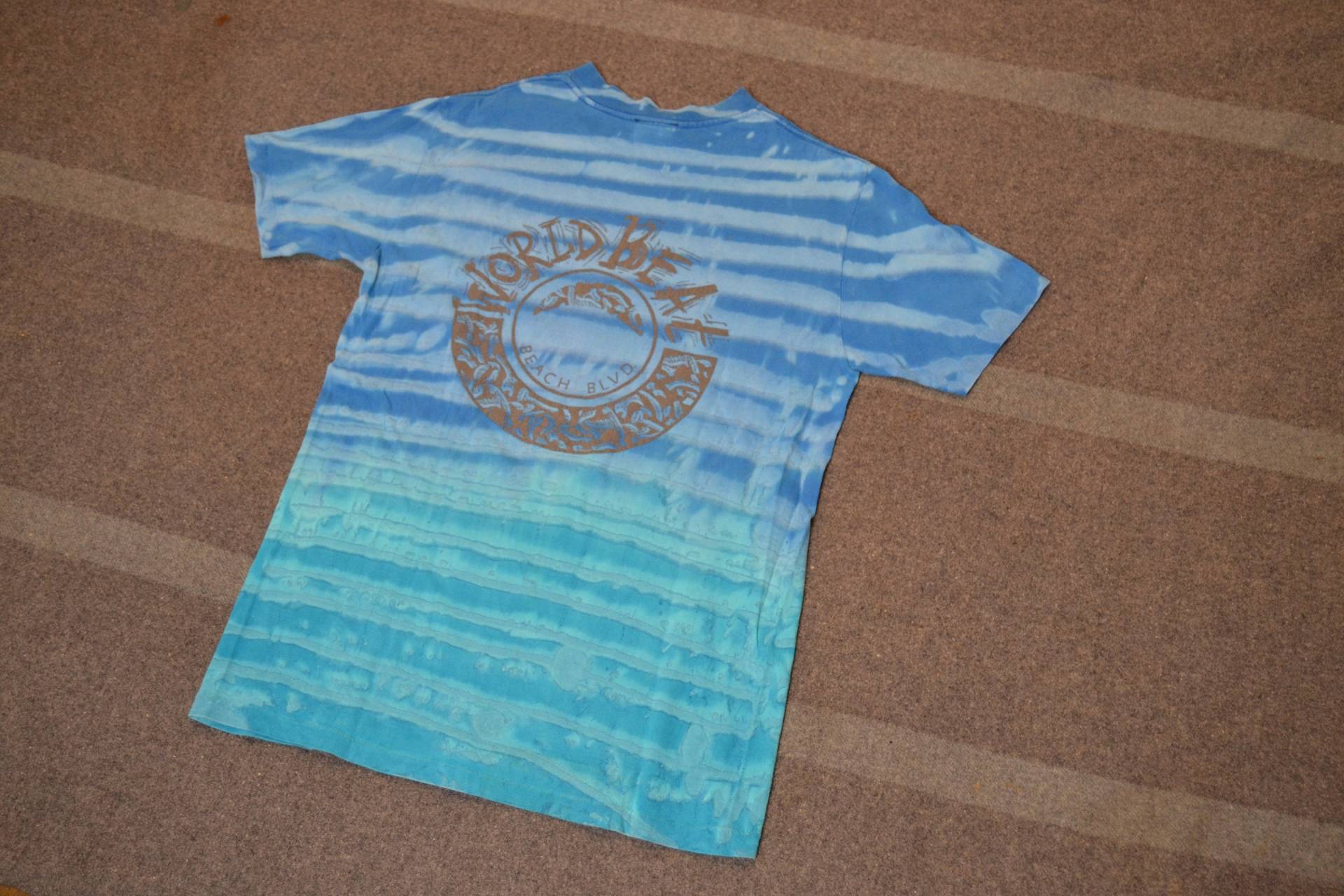 Radikales Vintage 90Er Adidas World Beat Beach Blvd Tie Dye T-Shirt Radikales Vintage 90Er Adidas World Beat Beach Blvd Tie Dye T-Shirt von FistfulOfVintage