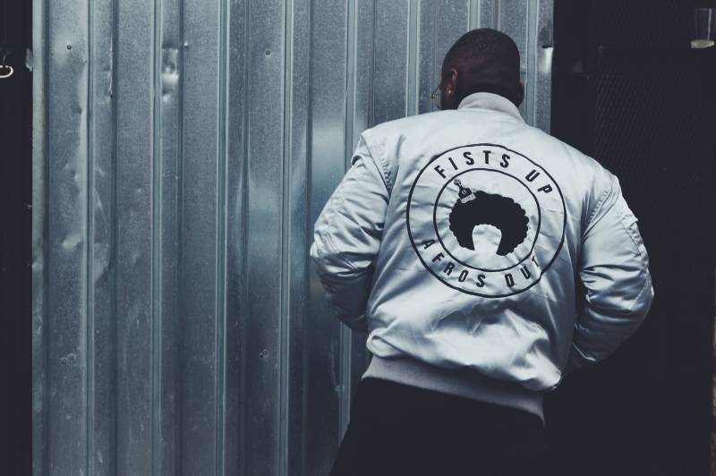 Erwachsene Fäuste Up Afros Out Unisex Satin Bomberjacke Erwachsene Fäuste Up Afros Out Unisex Satin Bomberjacke von FistsUpAfrosOut