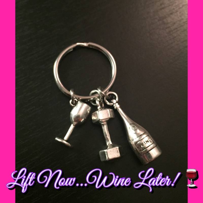 Fitness Geschenk Bodybildung Schlüsselanhänger Schmuck Gewichtheben Personal Trainer Crossfit Kettlebell Gym Workout Motivational - Wine Later von FitChickJewelry