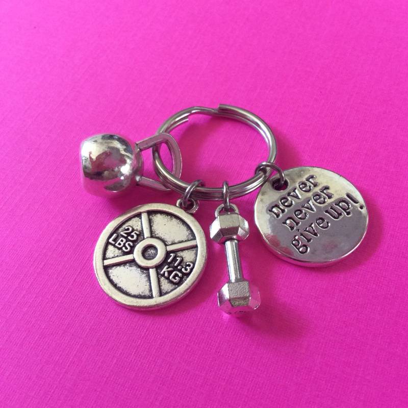 Geben Sie Nie Schlüsselanhänger, Bodycycling Gewichtheben Personal Trainer, Fitness Charm, Hantel Kettlebell Schlüsselanhänger von FitChickJewelry