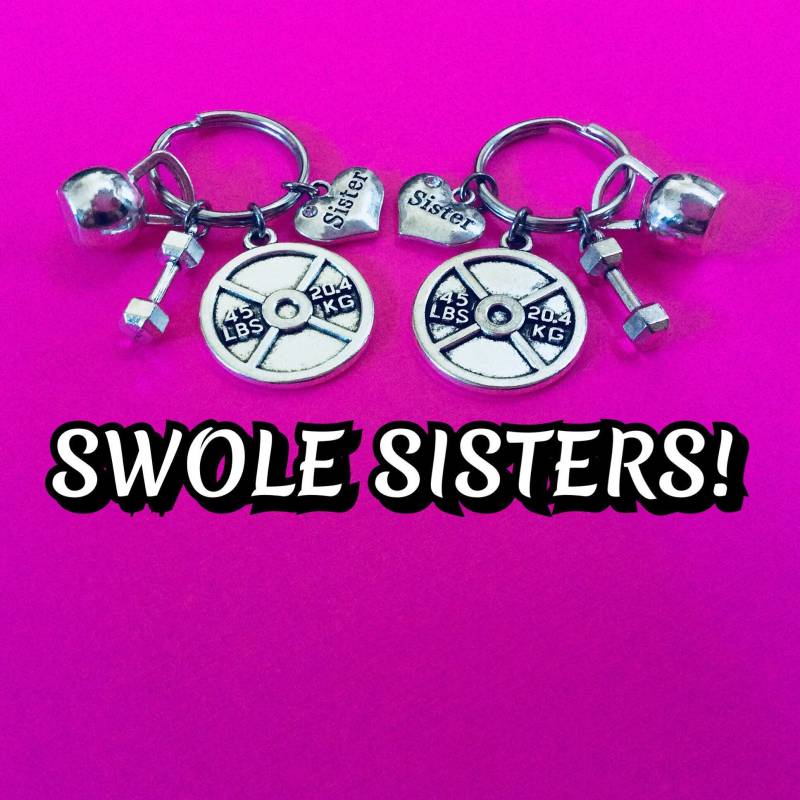 Swole Sisters Schlüsselanhänger Bodycycling Schlüsselanhänger, Gewichtheben Fitness Kurzhantel Kettlebell Schlüsselanhänger - 2Er Set von FitChickJewelry